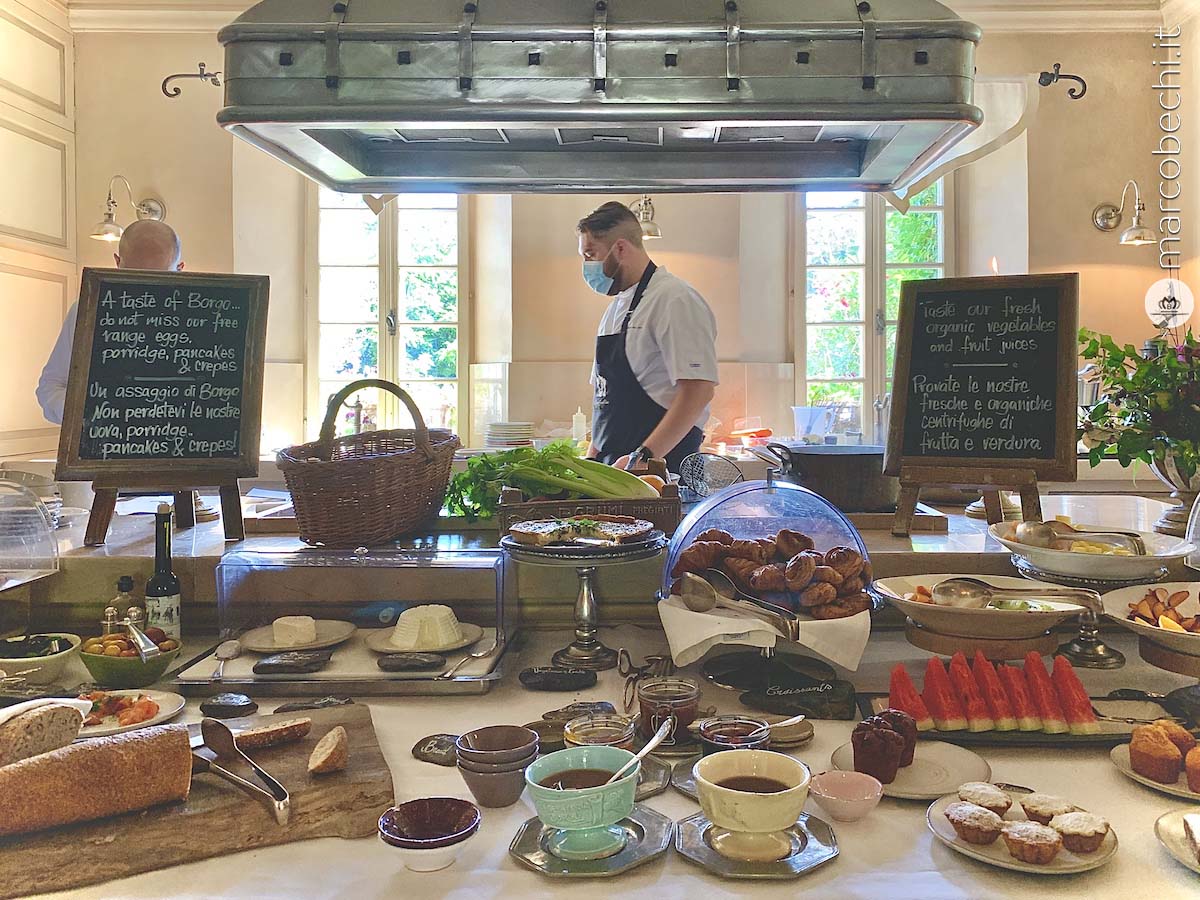Il buffet, a distanza, della colazione servita a tavola a Borgo Santo Pietro
