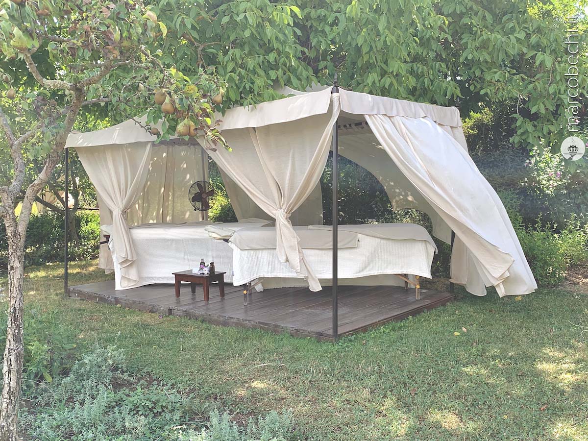 Il lettino da massaggio della Spa in giardino a Borgo Santo Pietro