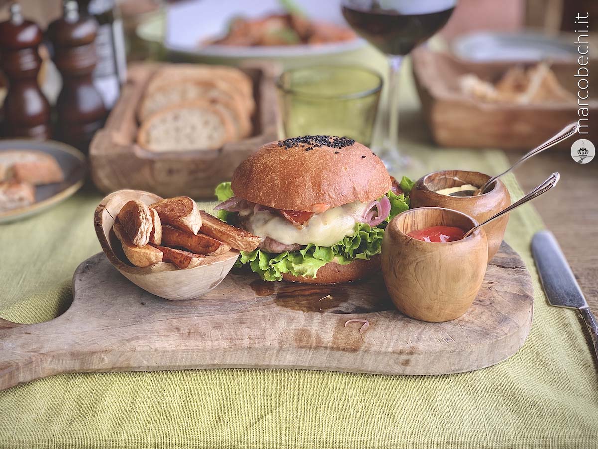L'Hamburger della Trattoria Sull'Albero di Borgo Santo Pietro