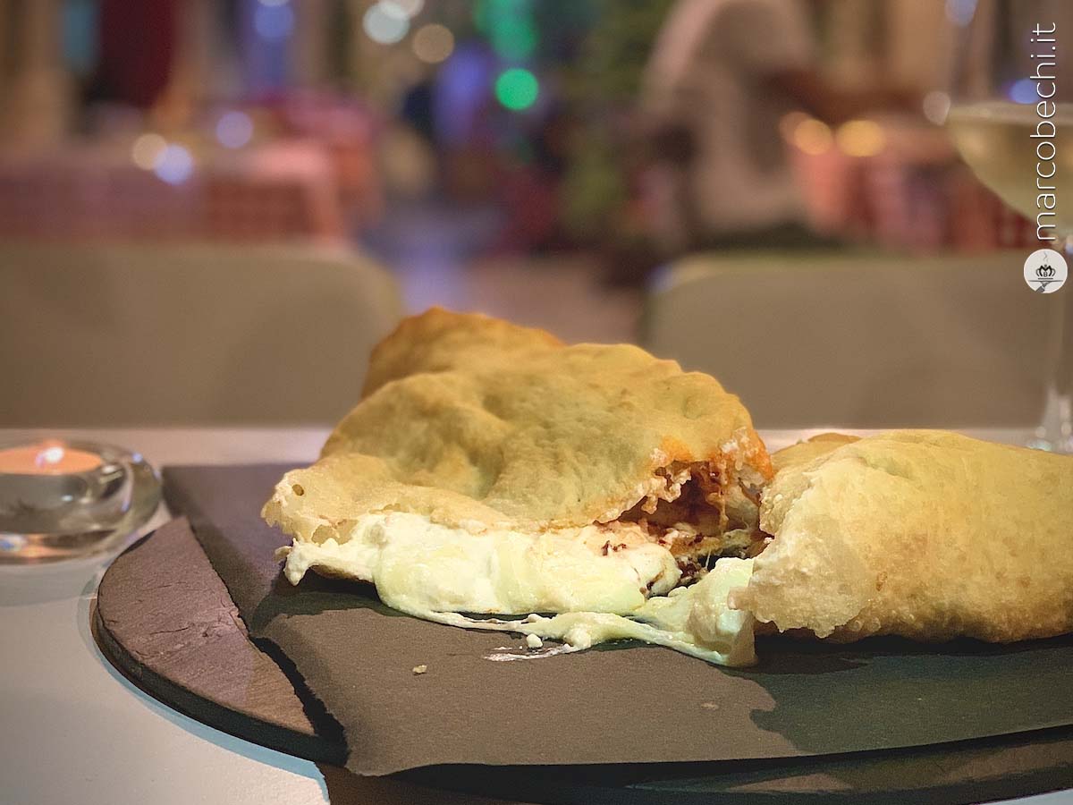 Calzone fritto, 'nduja, ricotta fresca e fior di latte di Agerola