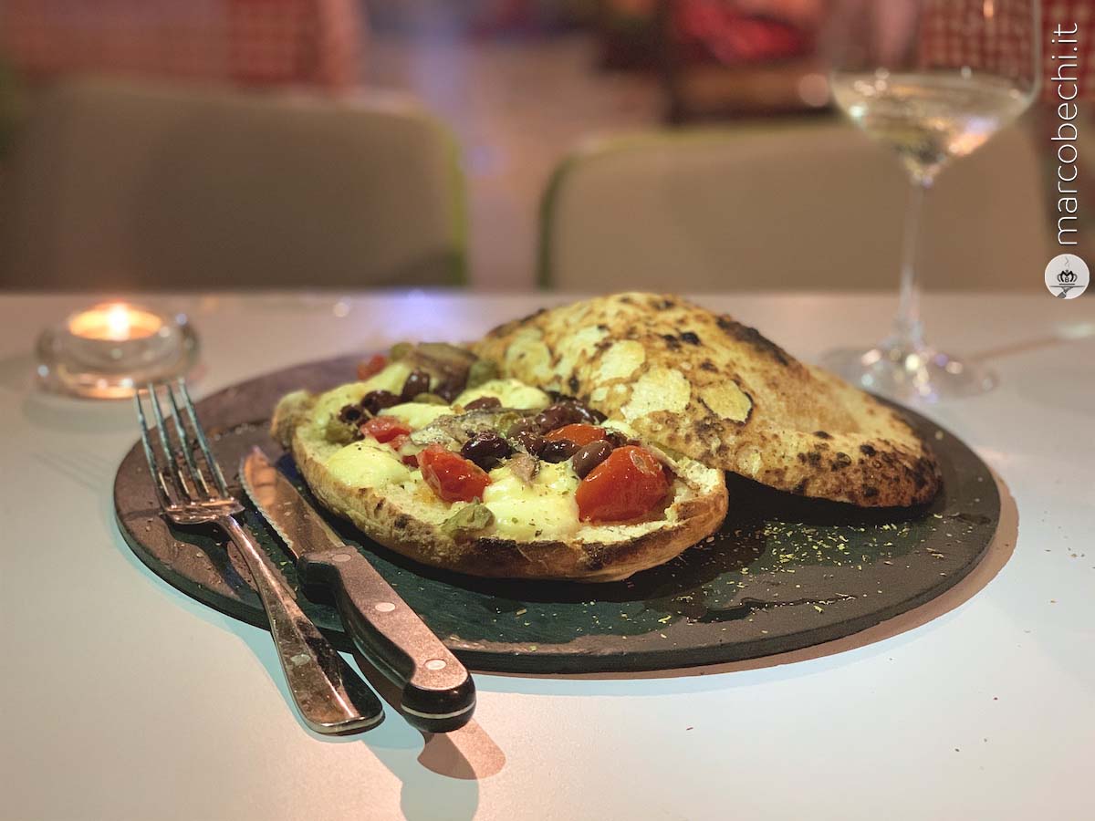 Ciabatta ripiena, olive taggiasche, capperi di Pantelleria, bufala e filetto di alice dell'Adriatico
