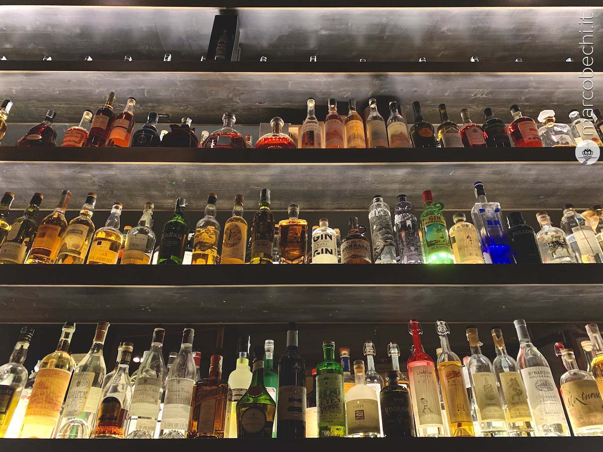 La vasta scelta di bottiglie che sovrasta il Lounge bar