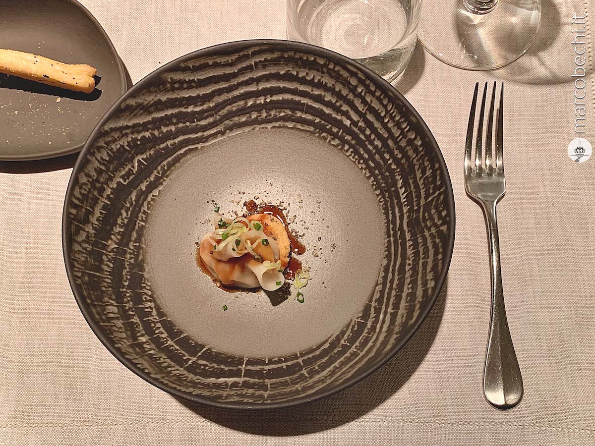 Gyoza al vapore con gamberi e maiale nero su crema di ceci