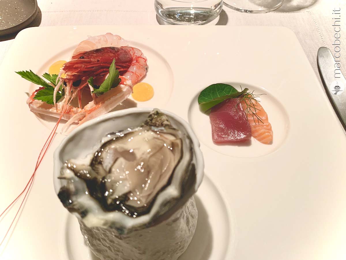 Ostrica Gillardeau, gamberi e scampo del mediterraneo, sashimi di tonno sempre del mediterraneo e salmone norvegese