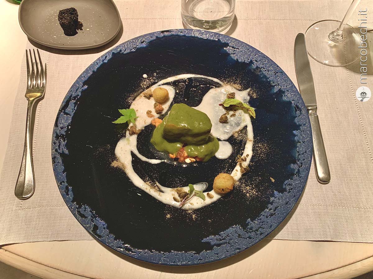 Baccalà cotto a bassa temperatura con crema al basilico, olive fritte, latte di cocco su pomodoro fiorentino