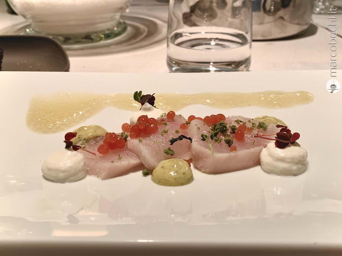 Cervice di ombrina, burrata fatta in casa, sferificazione di pomodoro al profumo di basilico, salsa di mela verde e sedano e maionese al sesamo - Cestello