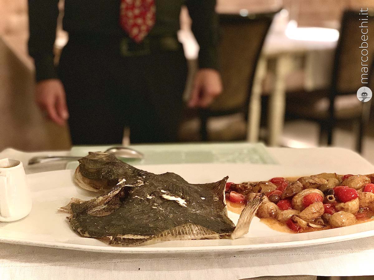 Il rombo all'acqua pazza accompagnata dalle sue verdure