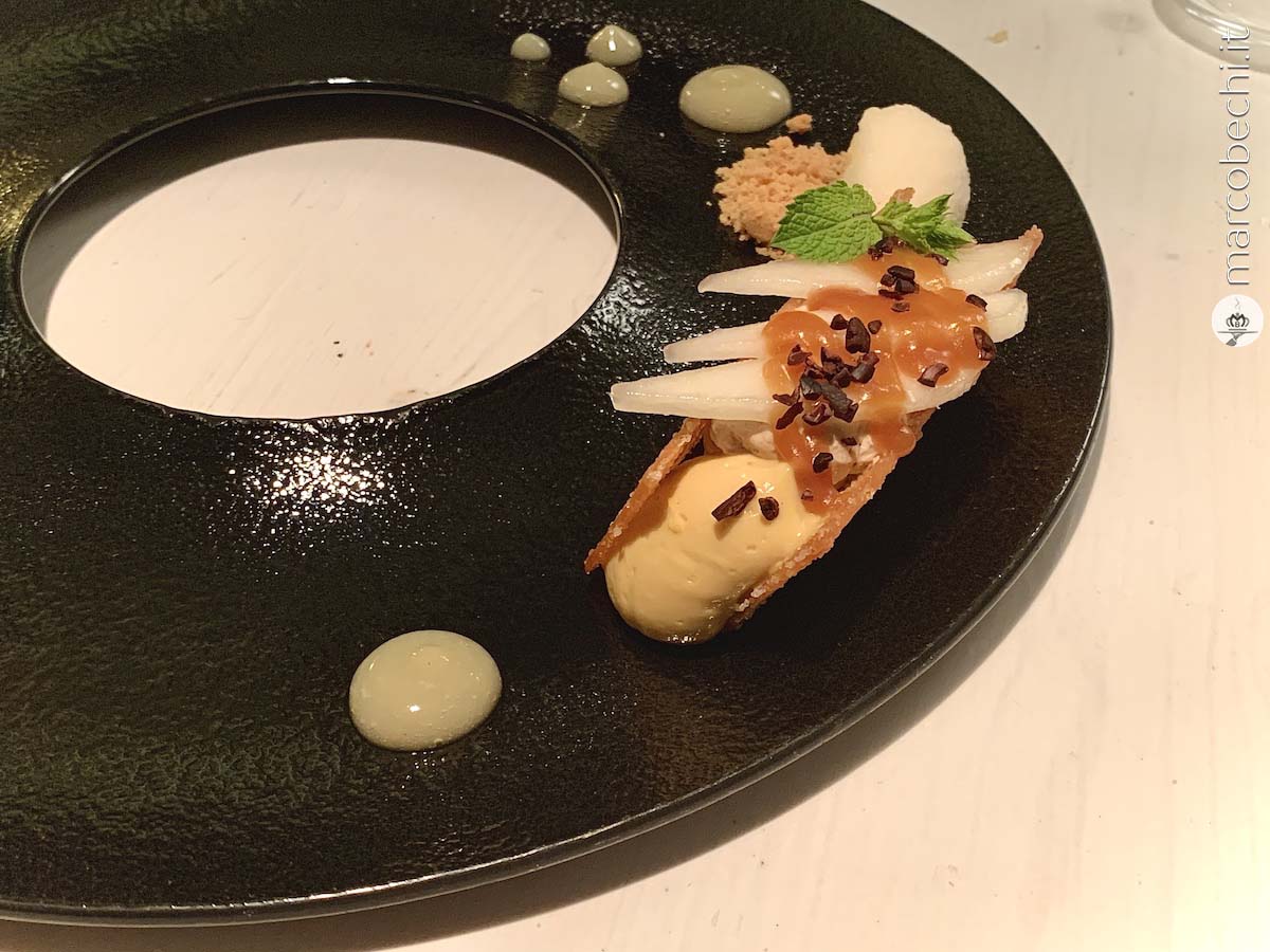 Wafer con ganache al cioccolato bianco e liquirizia, pere in osmosi, grue di cacao, spuma di caffe, sorbetto alla pera e gel alla pera