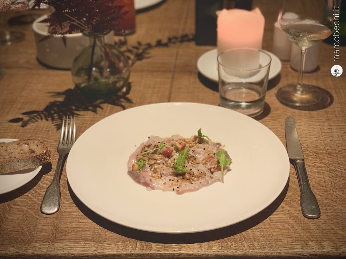 Ombrina con insalatina di fichi, rucola e semi croccanti alla soia del La Ménagerè