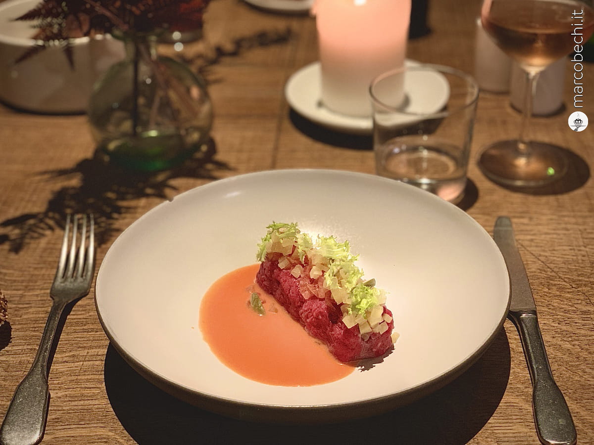 Crudo di chianina con capperi cucunci, pomodori e daikon fermentato La Ménagère