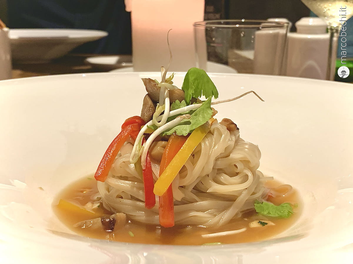 Spaghetti di riso con verdure, arachidi, peperoncino e lime de La Ménagère
