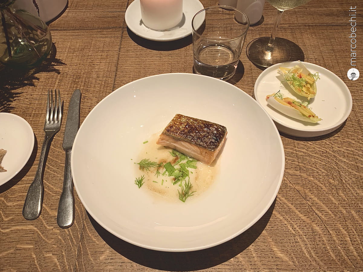 Salmone in salsa teriyaki con insalatina fresca di pesche, erbe e zuppetta agrodolce al pepe nero La Ménagère