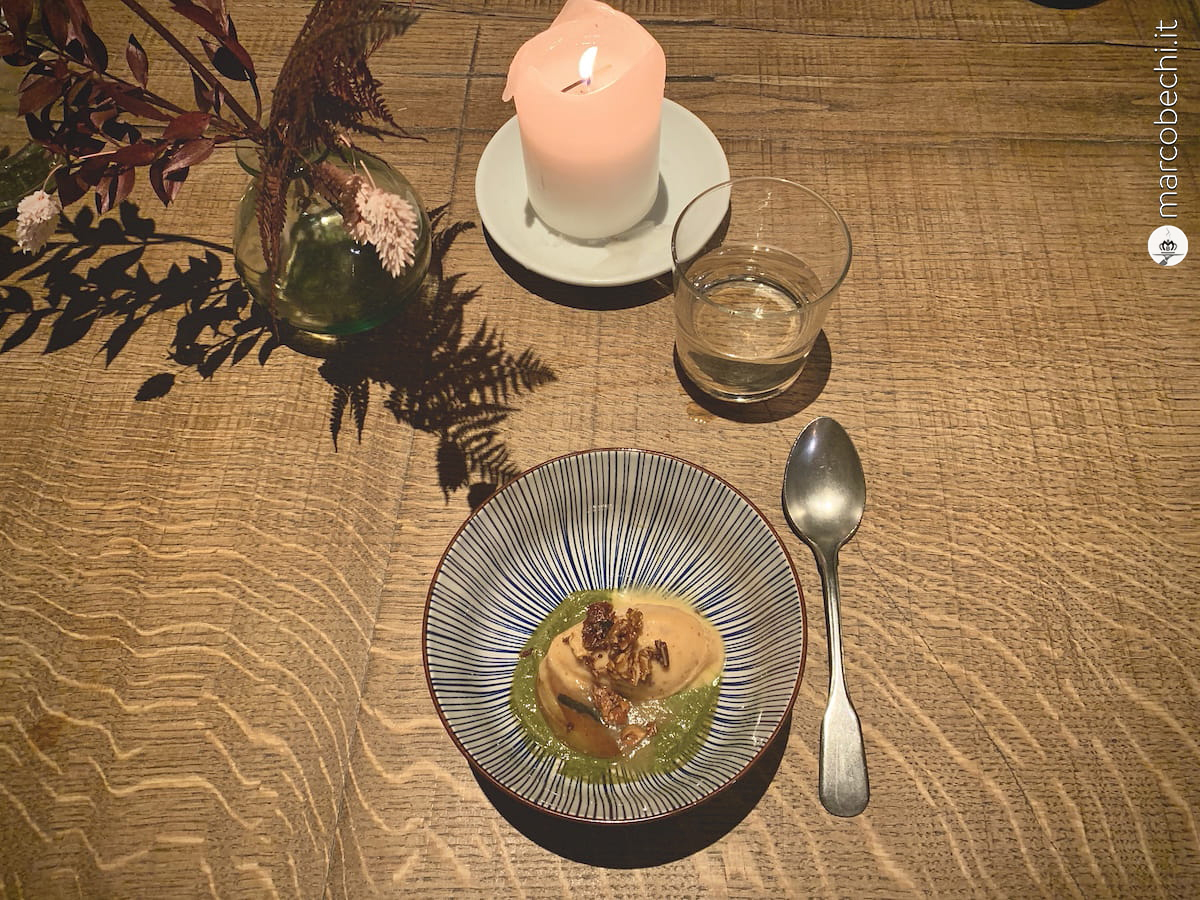 Sorbetto alle pesche, pesche grigliate, pesto di erbe e mandorle de La Ménagère
