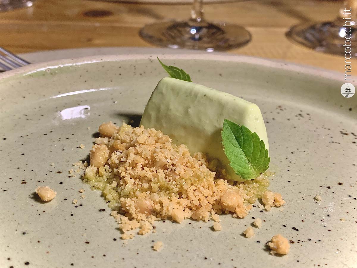 Namelaka al parmigiano con basilico, crumble di pinoli, crema all'aglio e basilico fresco del Frantoio Restaurant