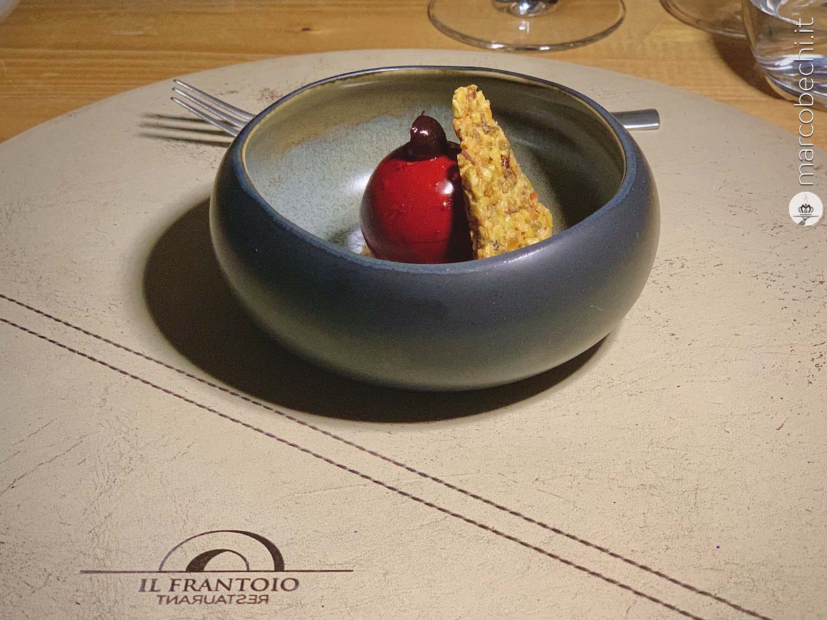 Sfera di patè di fegatino di pollo con amarena candita all'interno del Frantoio Restaurant