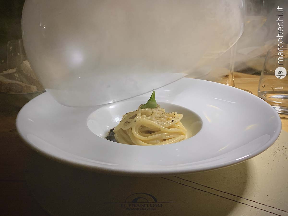 aglio nero, colatura di alici di Cetara, cappero essiccato, yuzu, affumicato sul momento al Frantoio Restaurant