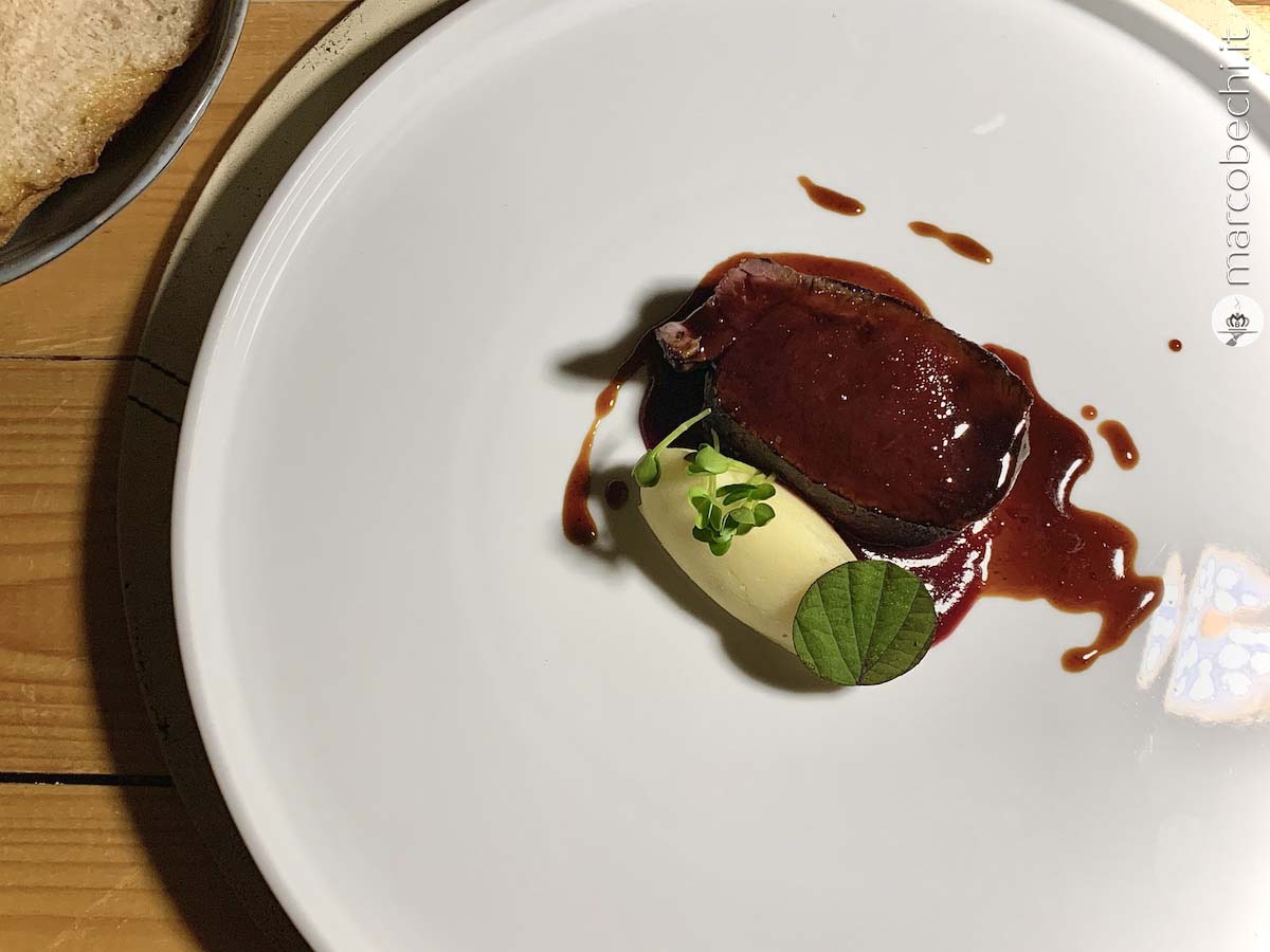 Sella di cervo con cremoso di patate, crema di ciliegie e salsa tare del Frantoio Restaurant