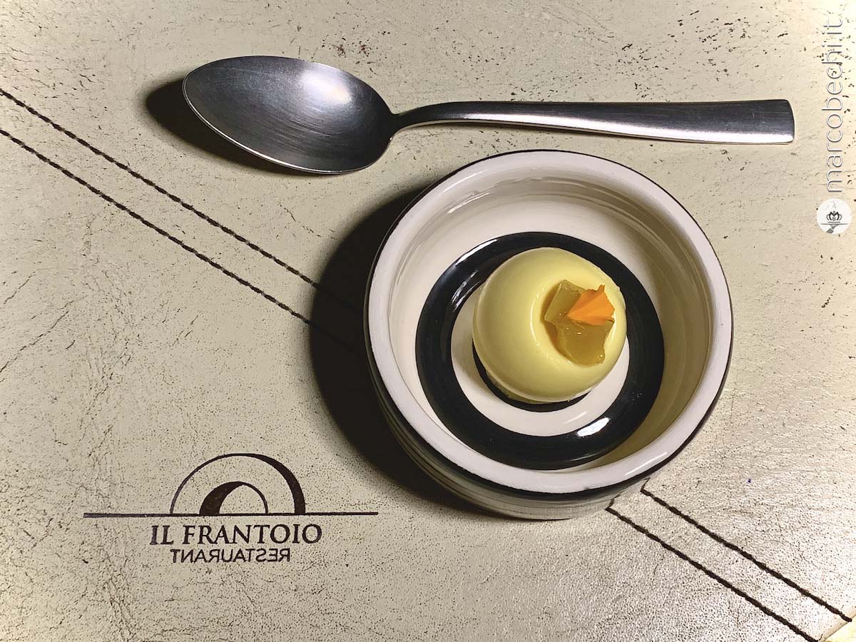 Bavarese al mango con interno di passion fruit, fiore di calendula e mango caramellato al rum