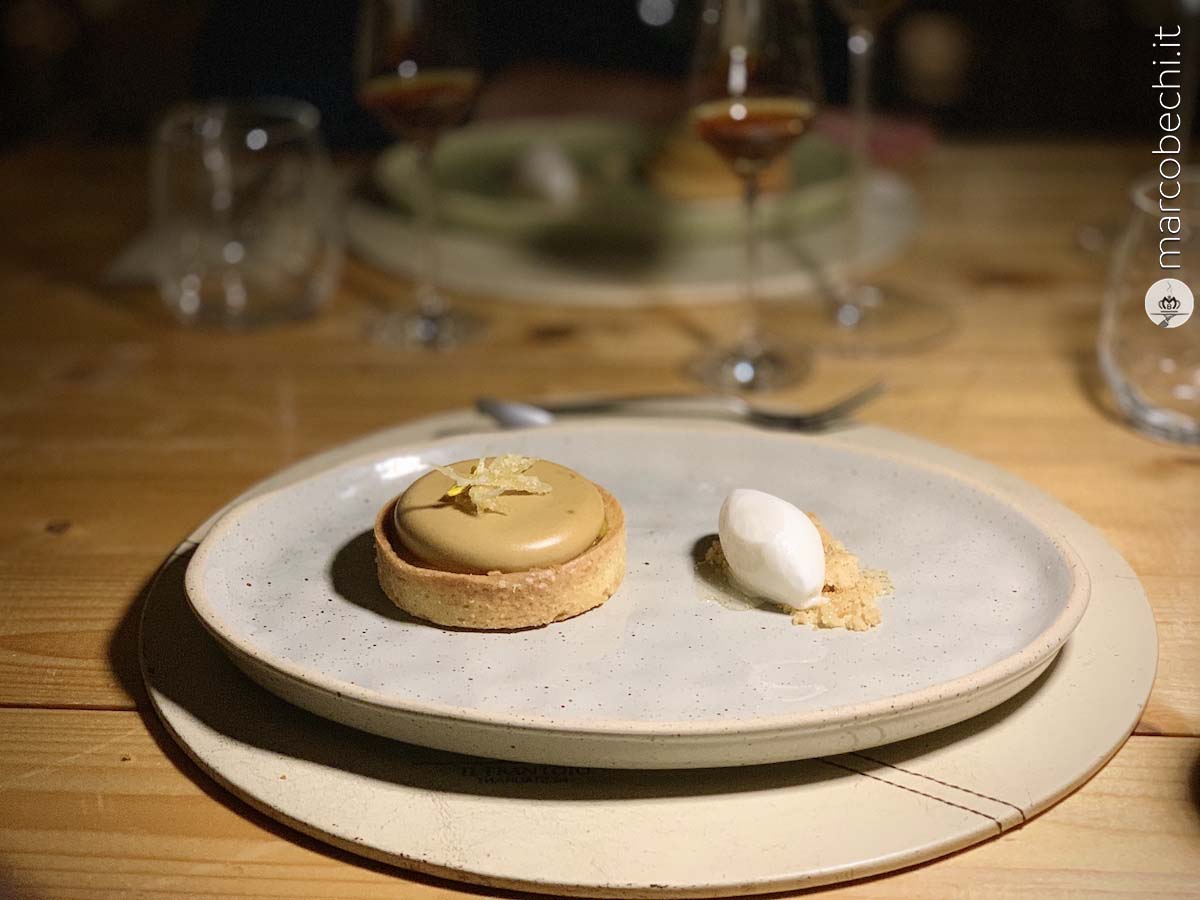 Tarte Tatin allo zenzero, confettura al limone mouse di liquirizia, zenzero candito e crumble di mandorle del Frantoio Restaurant