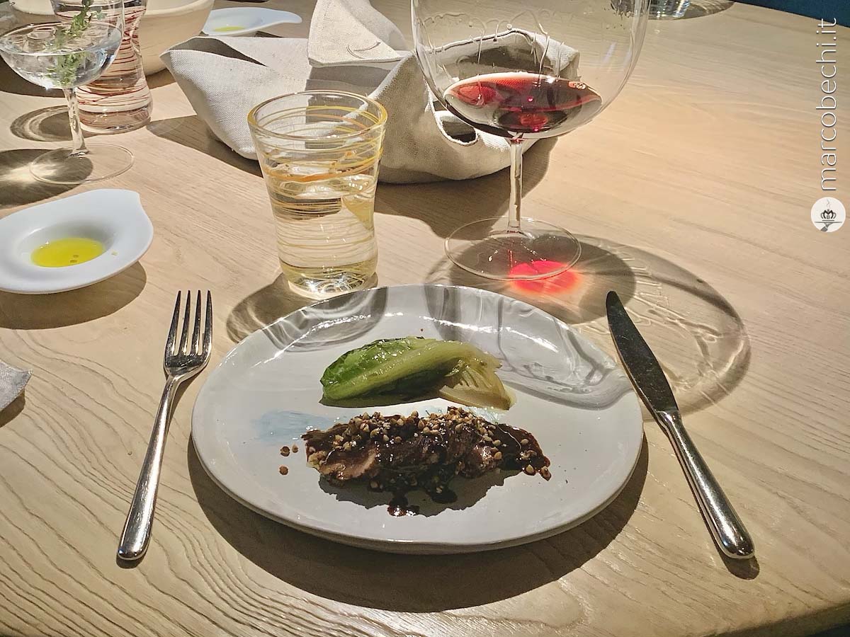 Tonno al grano saraceno croccante con insalata al vapore e condimento all'aglio nero de Le Calandre