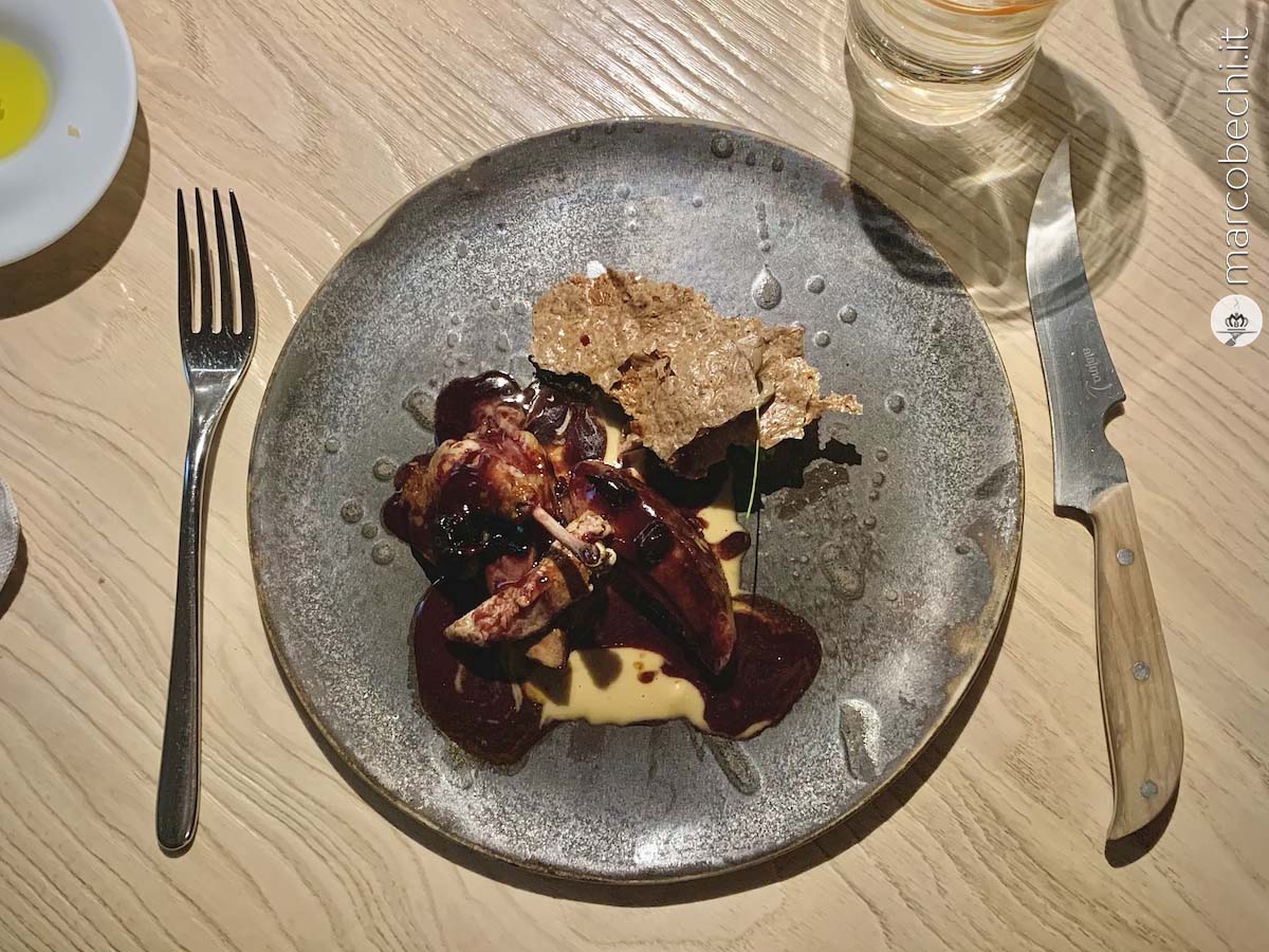 Piccione con salsa ai frutti di bosco, mirto e wafer di interiora all'acetosella Le Calandre - chef Massimiliano Alajmo