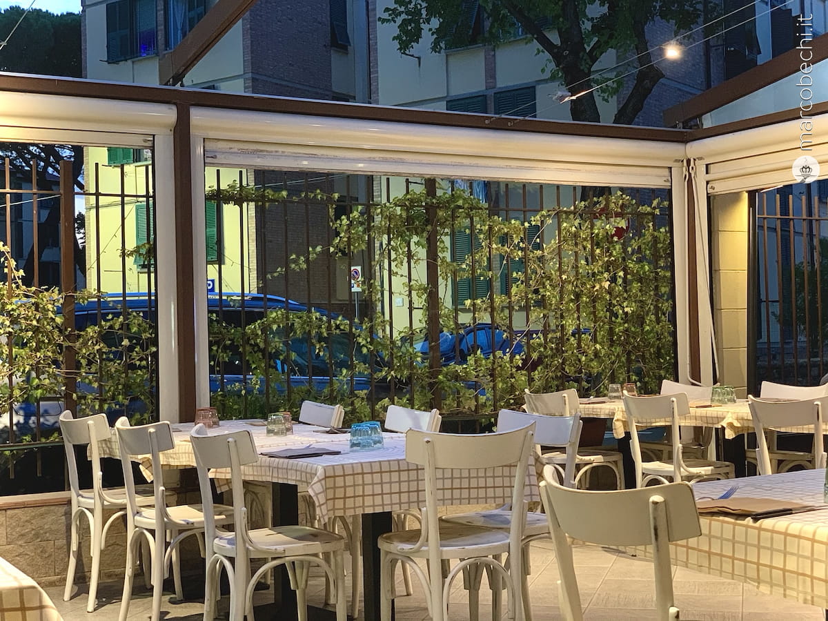 L'ambiente esterno da Pizzaman a Firenze ora anche pesce
