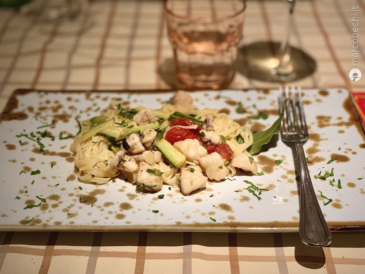 Le linguine fatte a mano con rana pescatrice e zucchine da Pizzaman a Firenze ora anche pesce