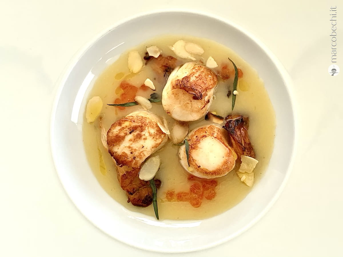 Capasanta scottata su crema di patate, galletti, uova di salmone e mandorle tostate Capasanta scottata su crema di patate, galletti, uova di salmone e mandorle tostate