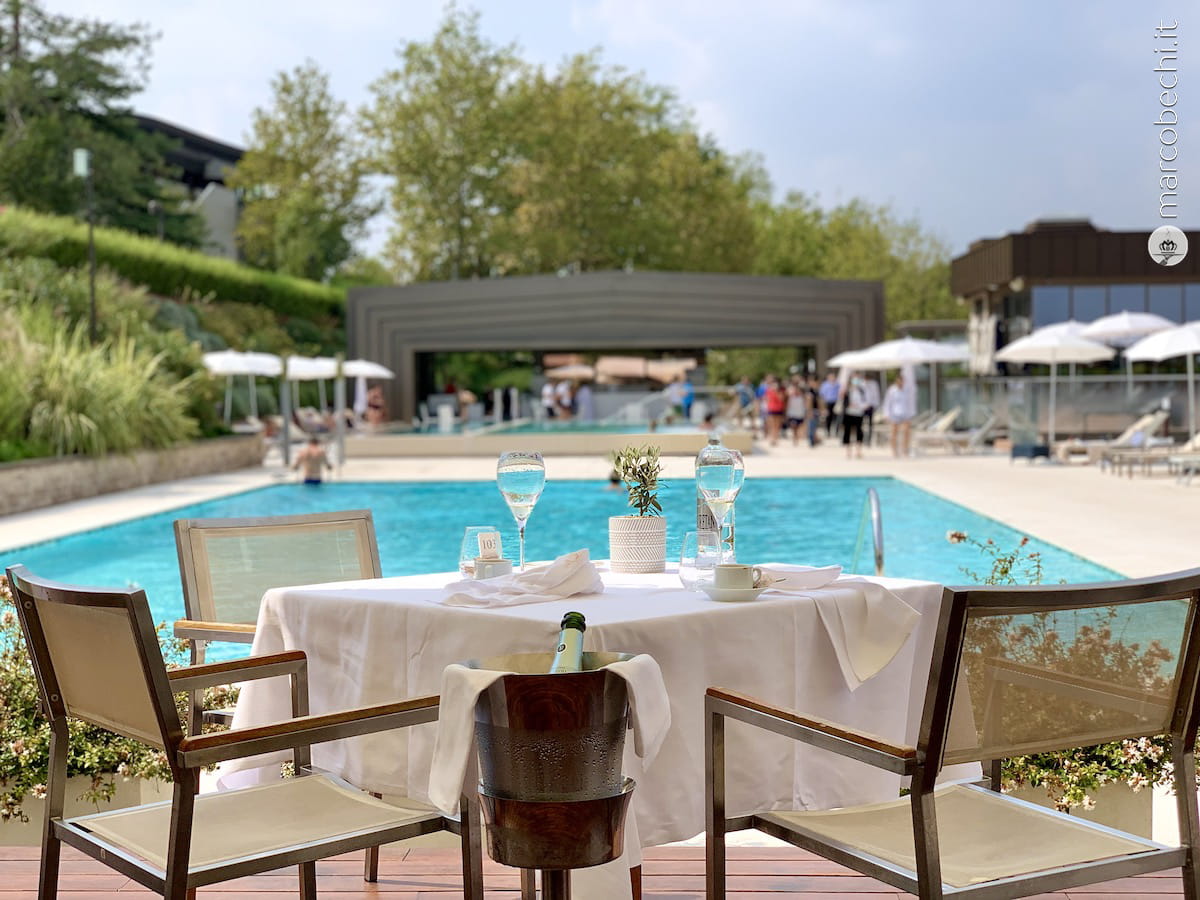 Il ristorante Aurevo a bordo piscina - Il Palazzo di Varignana - Resort sui colli bolognesi