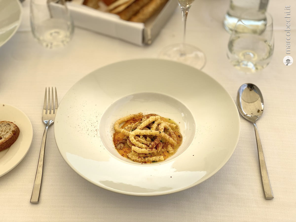 Passatello alle vongole, crema di carota affumicata e polvere di cipolla acida Passatello alle vongole, crema di carota affumicata e polvere di cipolla acida