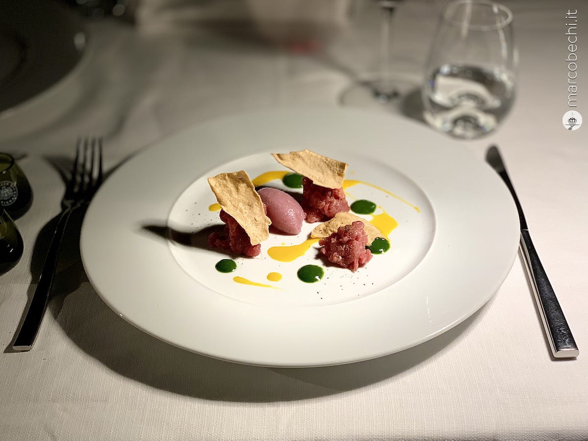 Tartare con polvere di cappero, sorbetto alla cipolla, croccante di acciughe e salsa al prezzemolo Tartare con polvere di cappero, sorbetto alla cipolla, croccante di acciughe e salsa al prezzemolo