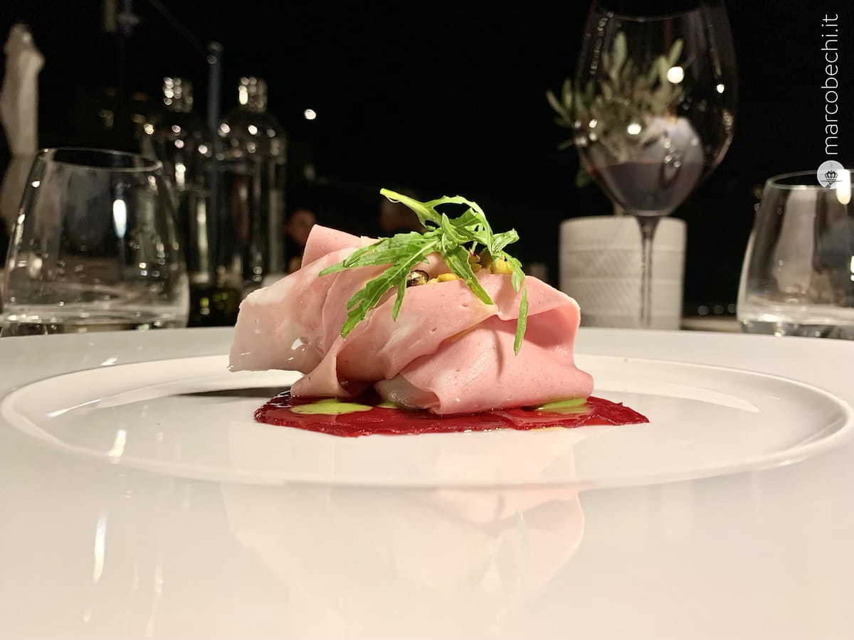 Mortadella all'olio Evo di Palazzo di Varignana con carpaccio di rapa rossa e pistacchio Mortadella all'olio Evo di Palazzo di Varignana con carpaccio di rapa rossa e pistacchio