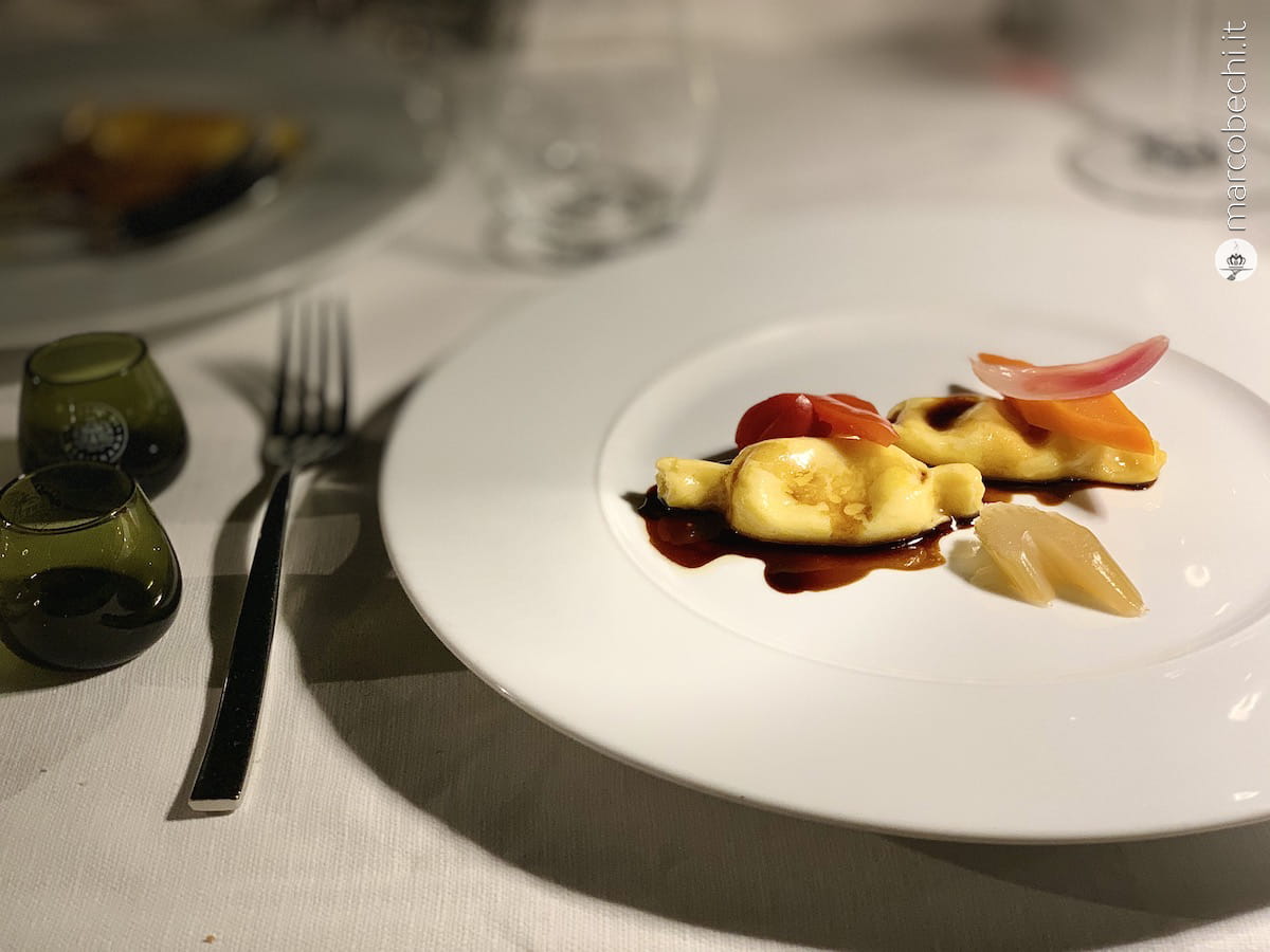 Caramelle ripiene di parmigiano alle vacche rosse con ristretto di arrosto e la giardiniera del Palazzo di Varignana