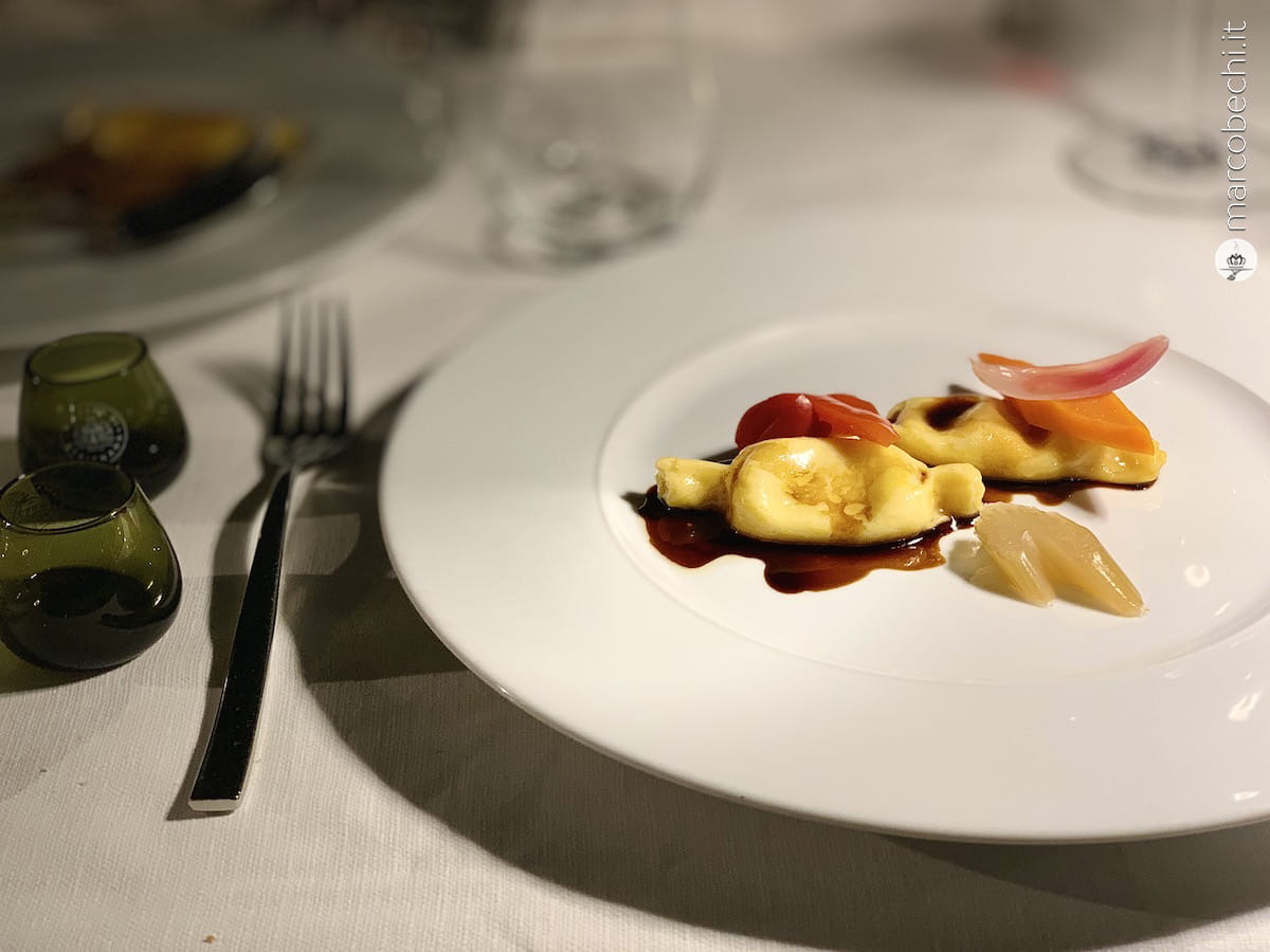 Caramelle ripiene di parmigiano alle vacche rosse con ristretto di arrosto e la giardiniera del Palazzo di Varignana Caramelle ripiene di parmigiano alle vacche rosse con ristretto di arrosto e la giardiniera del Palazzo di Varignana