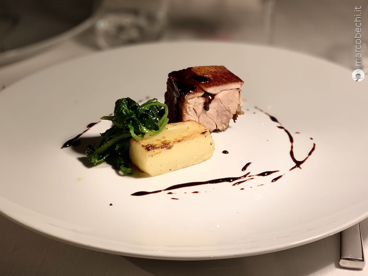 Maialino alle more, bietole variegate e patata scottata Maialino alle more, bietole variegate e patata scottata