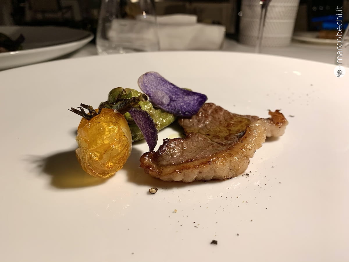 Picanha con friggitello in agrodolce, pomodorino confit e chips di patata viola Picanha con friggitello in agrodolce, pomodorino confit e chips di patata viola