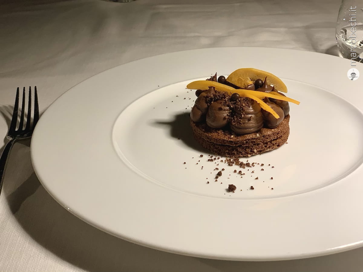 La Sacher estiva, mousse al cioccolato, confettura di albicocche profumata al peperoncino e crumble salato La Sacher estiva, mousse al cioccolato, confettura di albicocche profumata al peperoncino e crumble salato