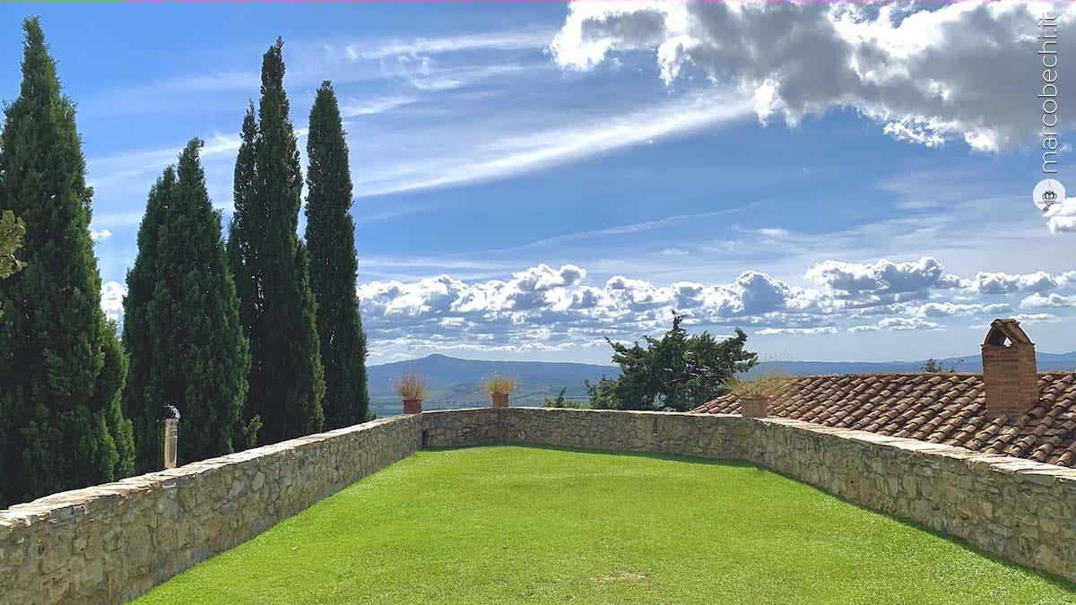 L'ampia vista verso il mare dal bastione del Castello di Vicarello - Dimora storica in Maremma