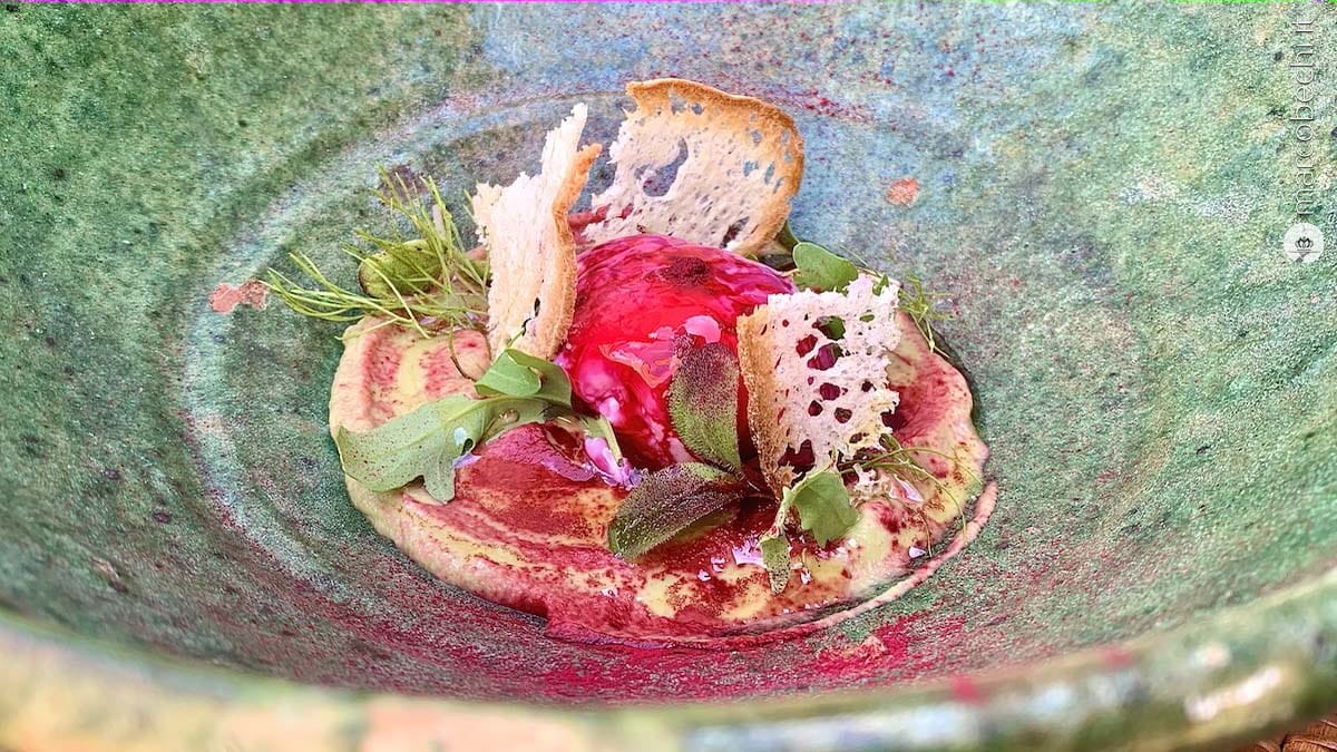 L'uovo cotto lentamente, crema di zucchine bio dell’orto, polvere di grissini e barbabietola L'uovo cotto lentamente, crema di zucchine bio dell’orto, polvere di grissini e barbabietola