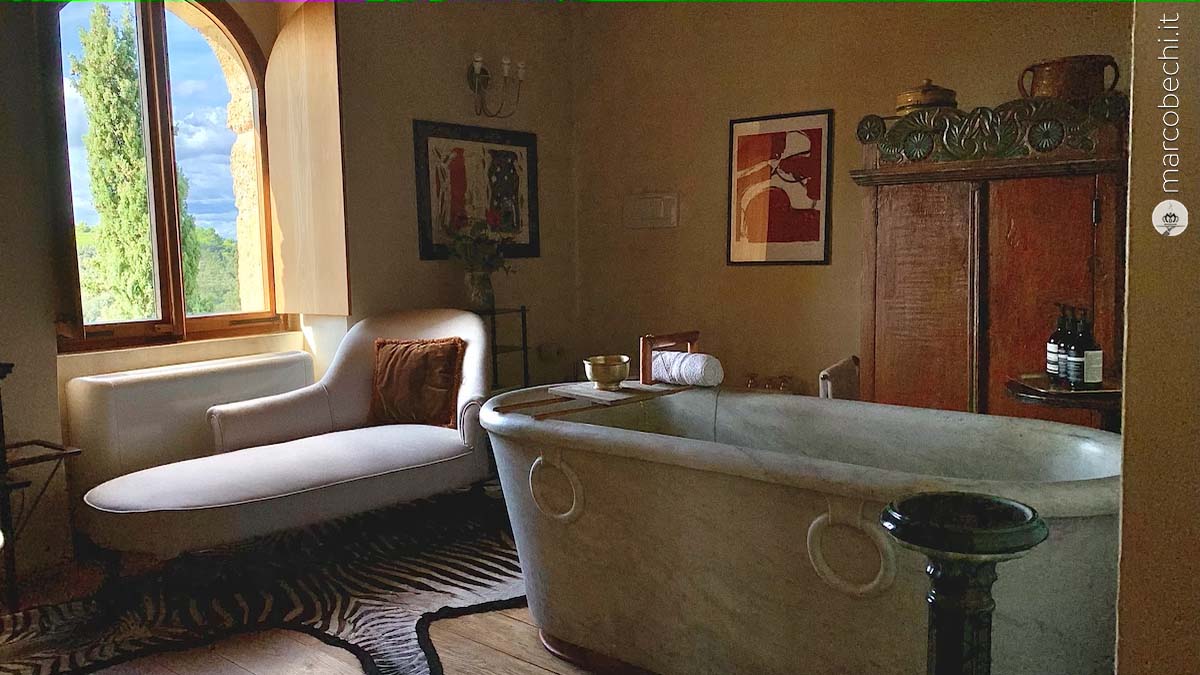La splendida vasca da bagno in marmo in una delle suites