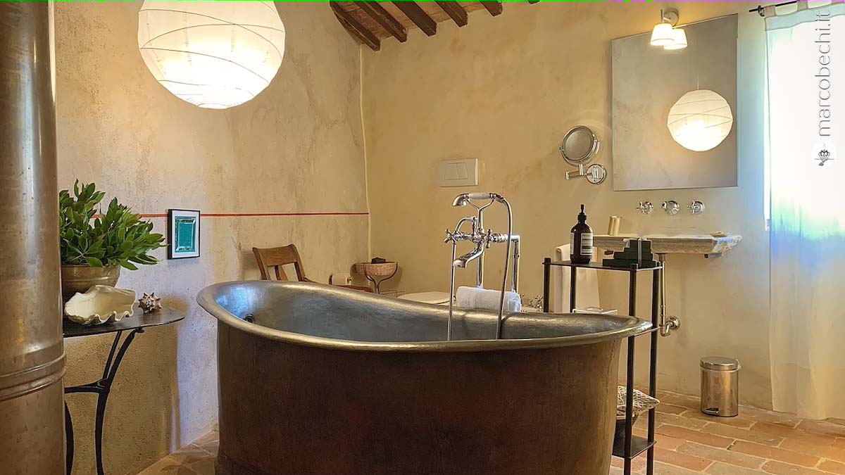 La rilucente vasca da bagno in ottone in una delle suites