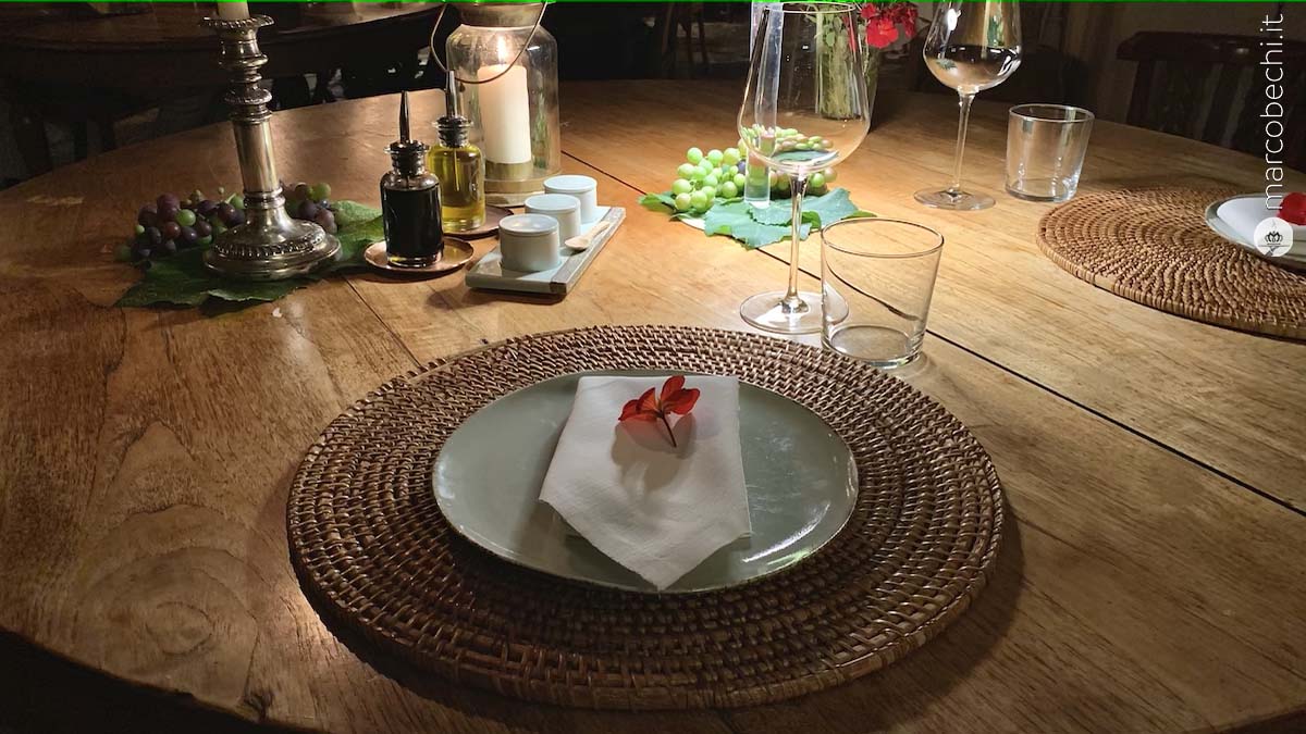 L'apparecchiatura della tavola per il dinner al Castello di Vicarello L'apparecchiatura della tavola per il dinner al Castello di Vicarello
