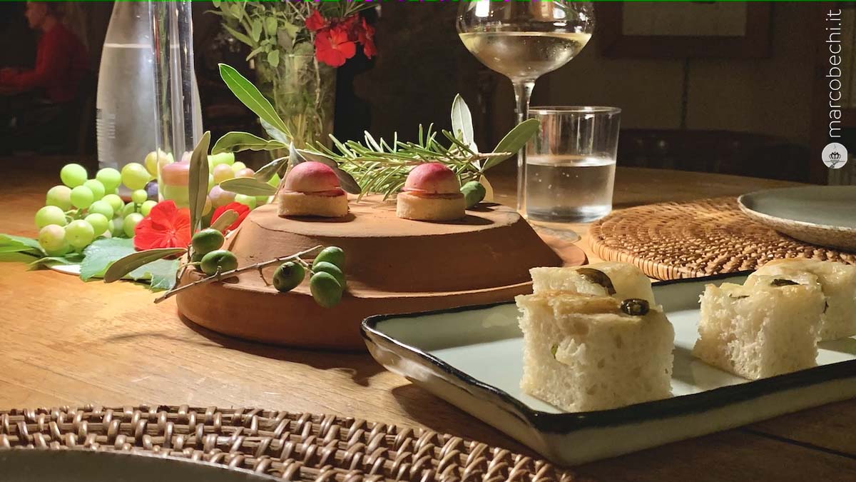 Amouse bouche con Cecina e biscotto di Parmigiano stagionato oltre 24 mesi e Focaccia bianca Amouse bouche con Cecina e biscotto di Parmigiano stagionato oltre 24 mesi e Focaccia bianca