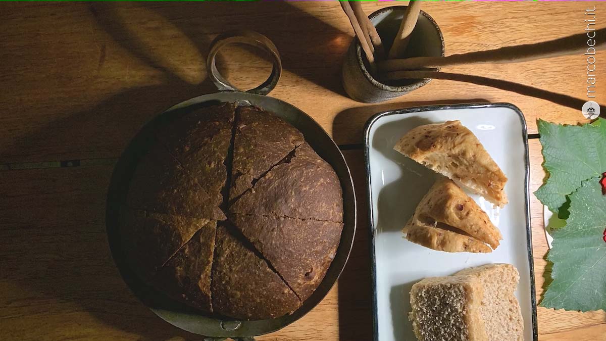Il pane nero ai cereali, grissini stirati, pane casatiello e focaccia rustica in cassetta