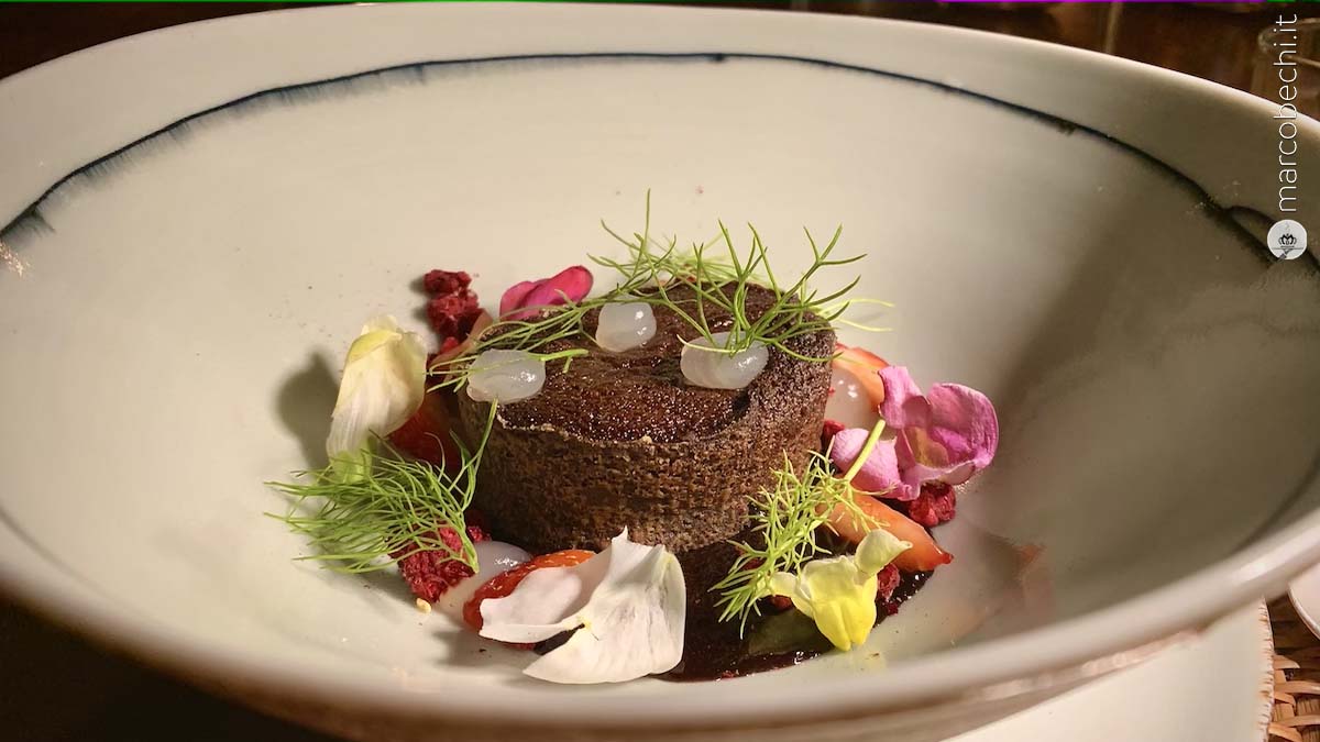 Tortino al cioccolato, anice stellato e tartufo bianco Tortino al cioccolato, anice stellato e tartufo bianco