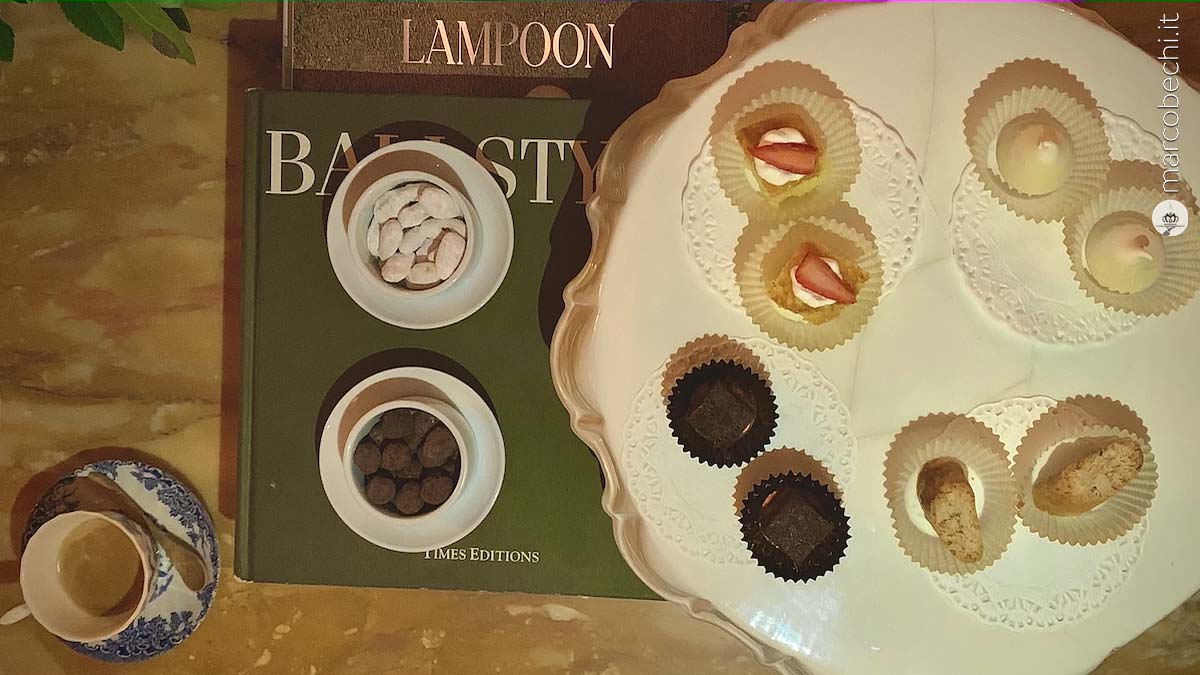 Piccola pasticceria (nocciole e mandorle pralinate, cantuccio, meringhe e Babá) Piccola pasticceria (nocciole e mandorle pralinate, cantuccio, meringhe e Babá)