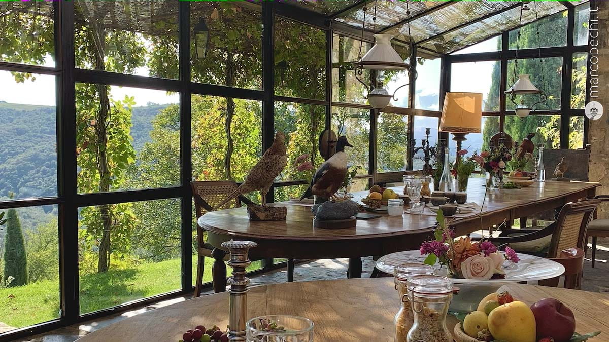 La sala da pranzo nel giardino d'inverno del Castello di Vicarello - Dimora storica in Maremma