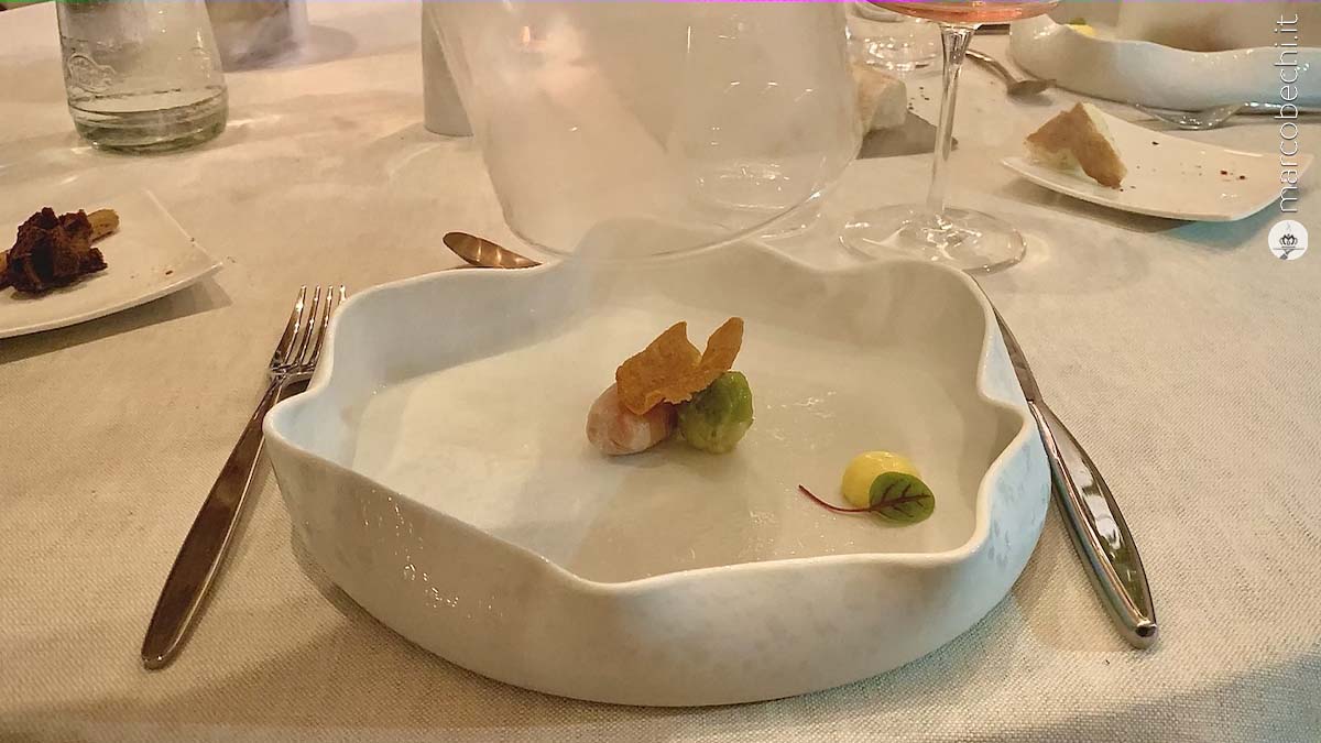 Quaglia affumicata ripiena di salvia e porri, maionese di zafferano, cavolo di Bruxelles e cialda alla curcuma