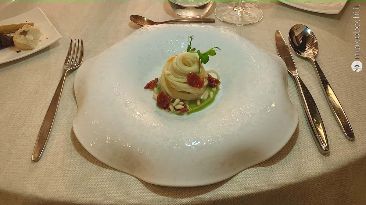 Spaghetto di Gragnano in latte di mandorla, crema di broccoli, pomodorini confit e pinoli