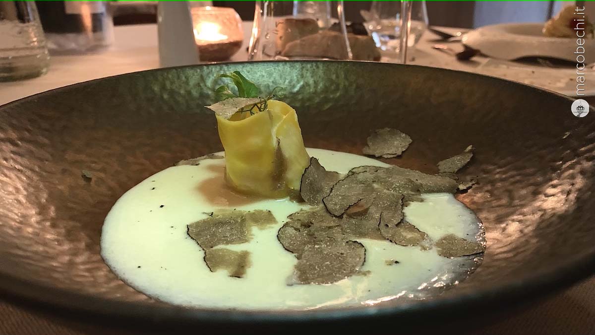 Corolle di pasta con ripieno di barbabietola, patate e rigatino di Cinta Senese, fondo di burro salato e tartufo fresco